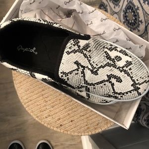Slip on casual sneakers